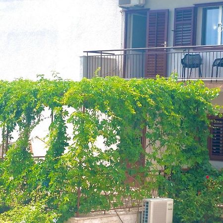 Apartment Fila - Large & Close To The Beach Makarska Exterior photo